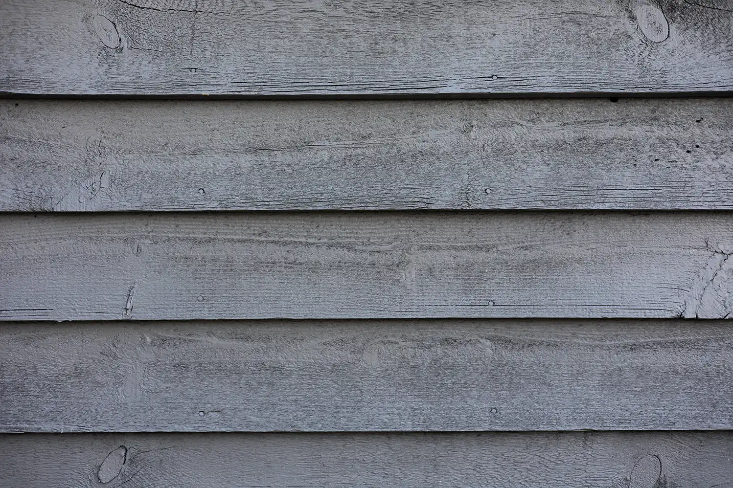 Natürlich vergraute Holzfassade mit horizontaler Stülpschalung