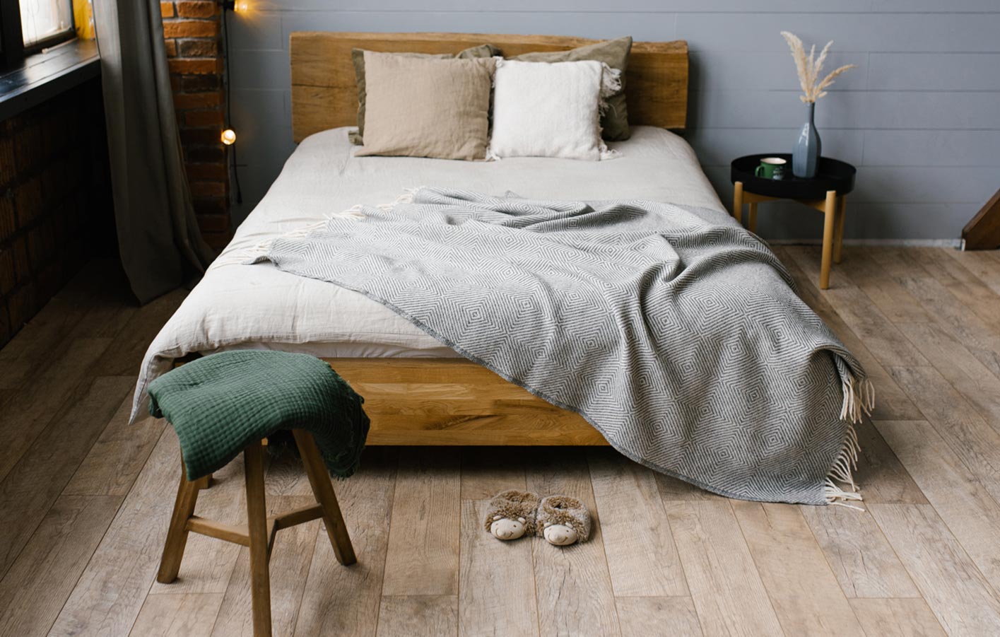 Mutter und Tochter im Wohnzimmer auf dem Holzboden vorm Fenster